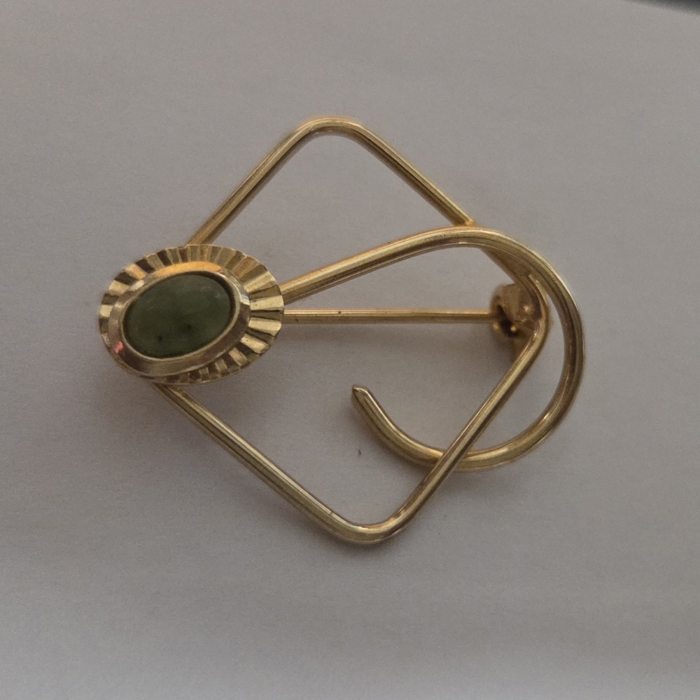 Elegant Gold Brooch with Green Accent